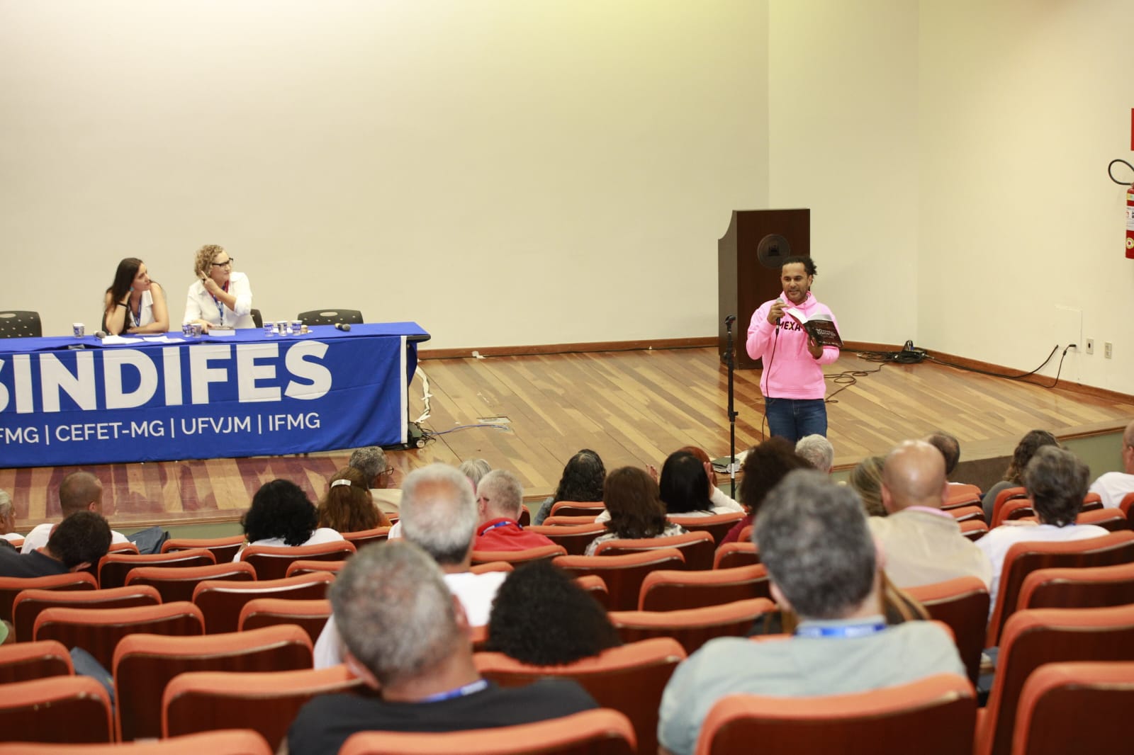 Primeiro dia do VIII é marcado por debate sobre Democracia e apresentação do livro "30 anos do SINDIFES: um lugar-refúgio para a memória" 3