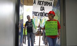 Comunidade universitária da UFMG realiza ato contra a reforma da Previdência no campus Pampulha 1 Comunidade universitária da UFMG realiza ato contra a reforma da Previdência no campus Pampulha 1