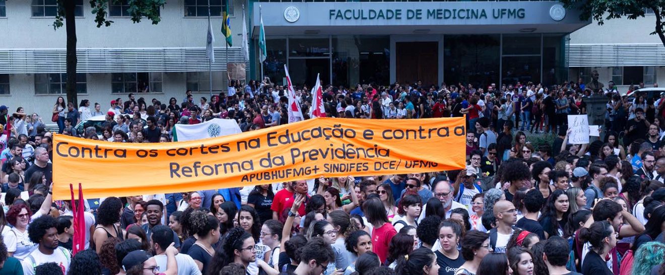 Milhares de manifestantes tomam as ruas de Belo Horizonte contra os cortes na Educação e contra a reforma da Previdência 2