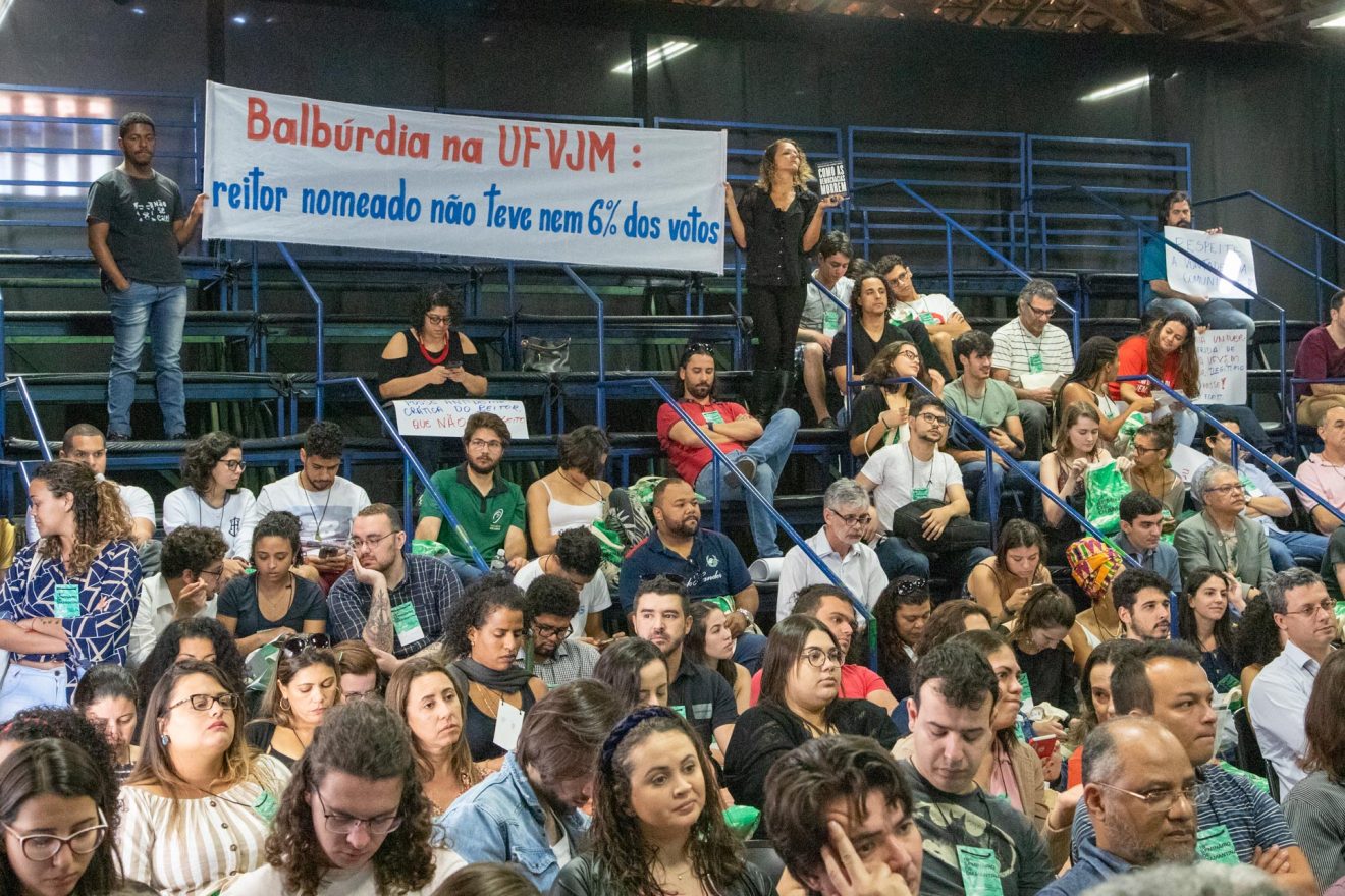 TAE da UFVJM fazem Ato contra reitor que perdeu as eleições, mas foi empossado pelo governo 1