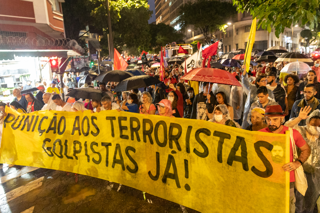 Manifestantes Tomam As Ruas De Belo Horizonte Em Defesa Da Democracia E