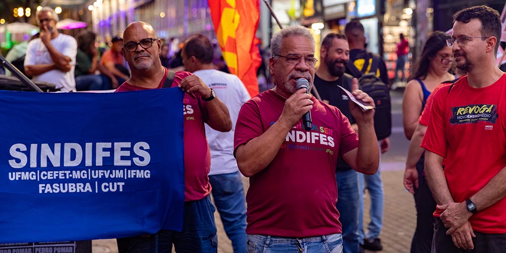 TAE da base do SINDIFES se unem as Servidores Públicos para protestarem por melhores condições de trabalho e vida e contra as privatizações 2