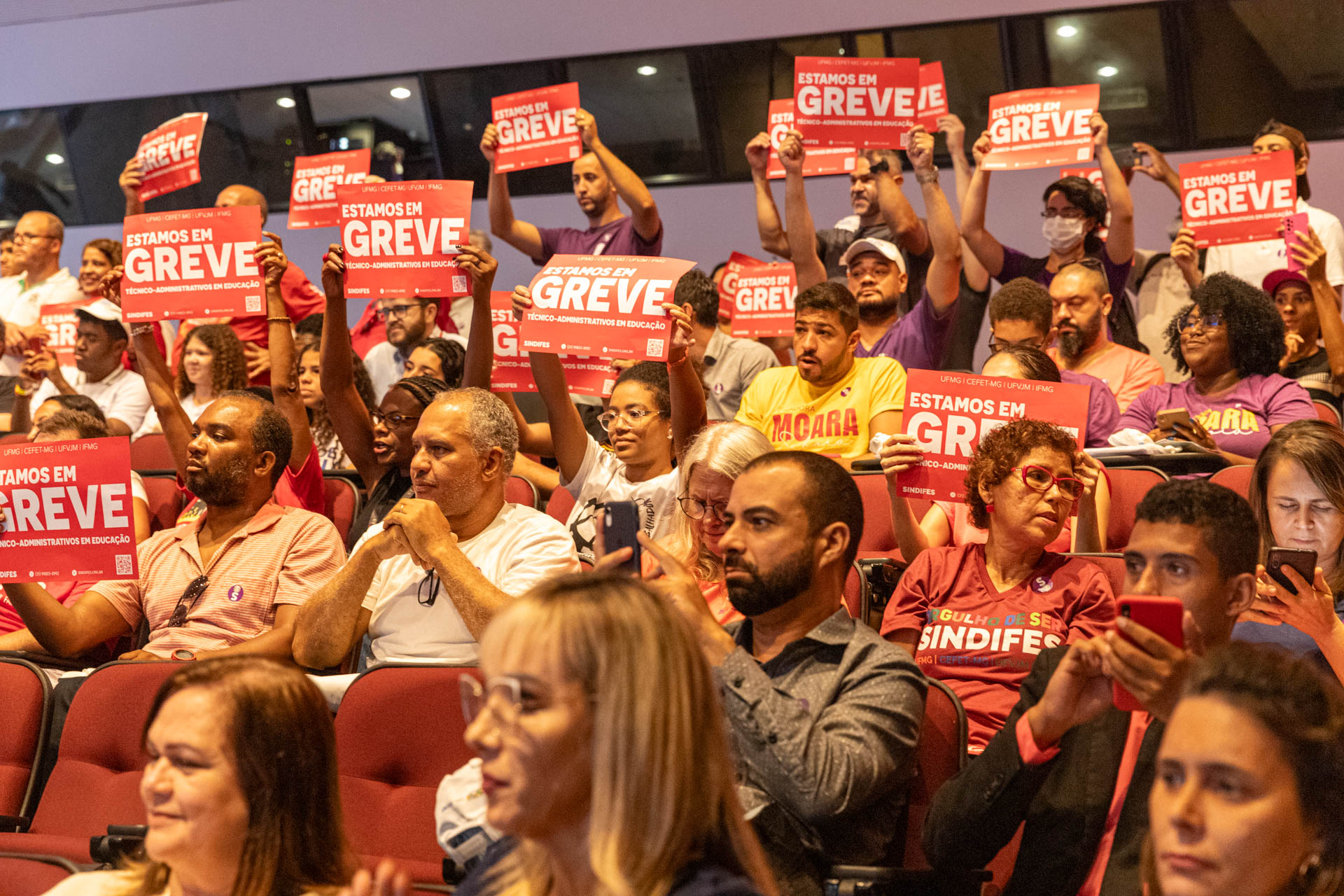 TAE em Greve protestam por reestruturação salarial durante lançamento do programa Pé de Meia pelo ministro da Educação, Camilo Santana 1