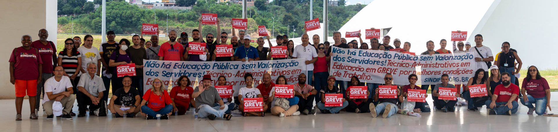 TAE em Greve protestam por reestruturação salarial durante lançamento do programa Pé de Meia pelo ministro da Educação, Camilo Santana 2
