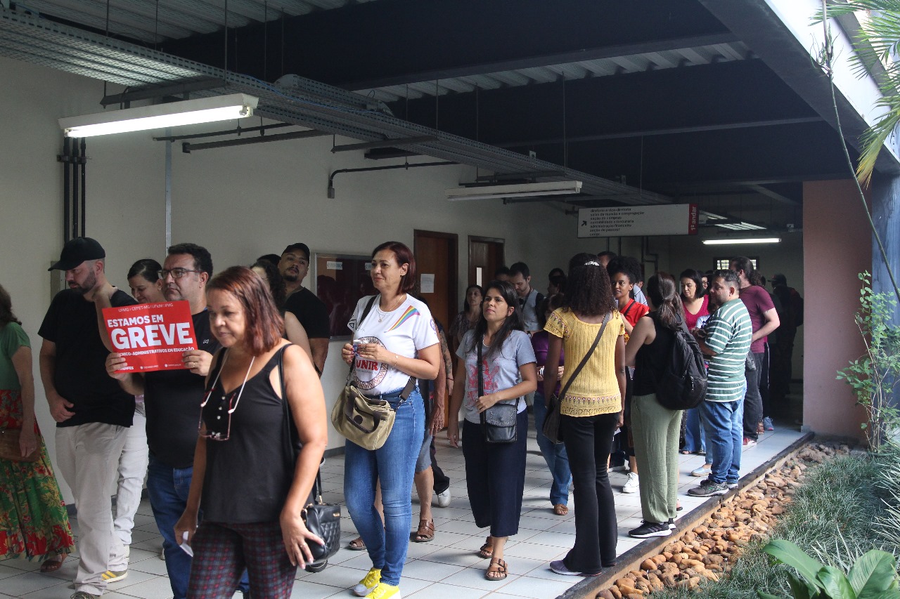 TAEs DA UFMG REALIZAM PANFLETAGEM NA FACULDADE DE ODONTOLOGIA NA TARDE DESTA TERÇA 2