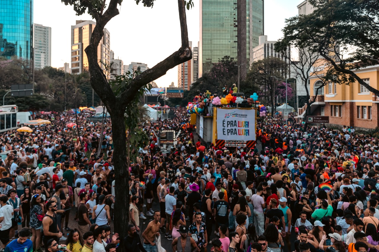 Parada LGBTQIAPN+ leva milhares de pessoas para as ruas de Belo Horizonte em Ato de Orgulho e Resistência 1