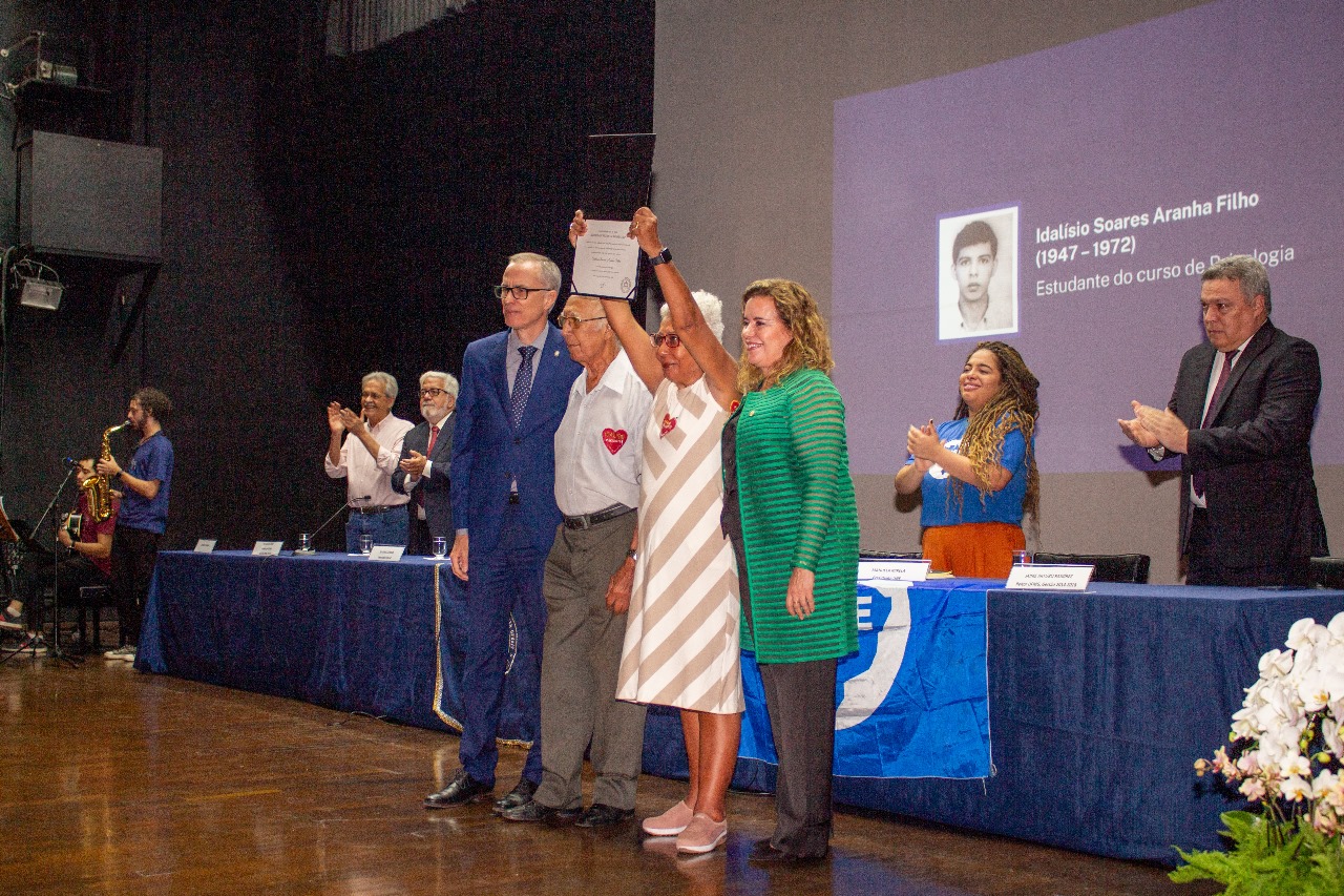IRANY CAMPOS E ELZA PEREIRA, TAE DA UFMG, SÃO HOMENAGEADOS POR SUA LUTA CONTRA A DITADURA PELO CONSELHO UNIVERSITÁRIO 5